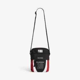 Balenciaga pour homme | Pochette à bandoulière Explorer issue de la collaboration avec la NBA, en noir/blanc/rouge vermillon
