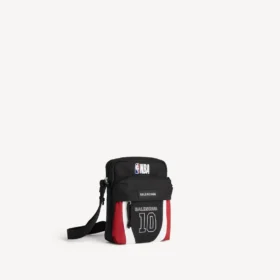 Balenciaga pour homme | Pochette à bandoulière Explorer issue de la collaboration avec la NBA, en noir/blanc/rouge vermillon