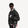 Balenciaga pour homme | Pochette à bandoulière Explorer issue de la collaboration avec la NBA, en noir/blanc/rouge vermillon Balenciaga pour homme | Pochette à bandoulière Explorer issue de la collaboration avec la NBA, en noir/blanc/rouge vermillon
