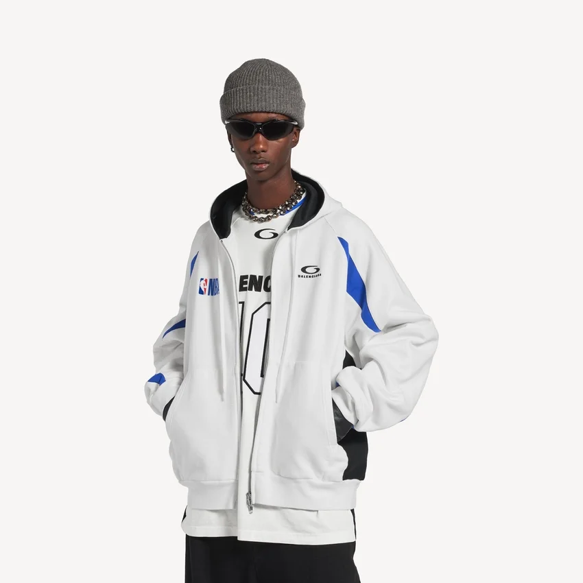 Balenciaga pour homme | Sweats à capuche oversize zippés issus de la collaboration avec la NBA, en blanc/multicolore Balenciaga pour homme | Sweats à capuche oversize zippés issus de la collaboration avec la NBA, en blanc/multicolore