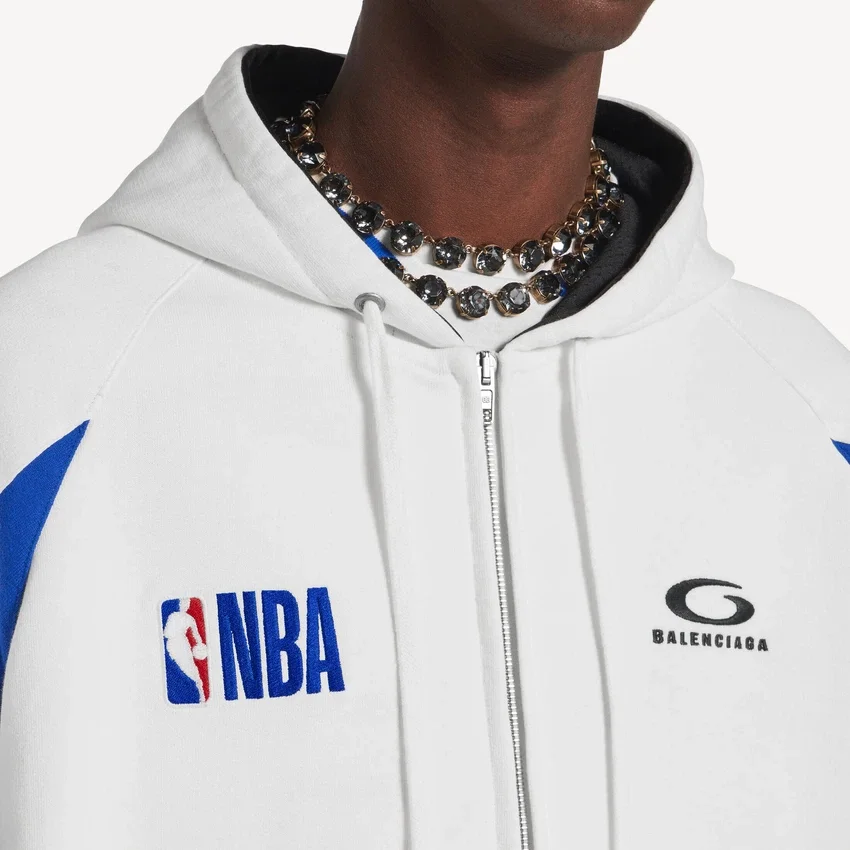 Balenciaga pour homme | Sweats à capuche oversize zippés issus de la collaboration avec la NBA, en blanc/multicolore Balenciaga pour homme | Sweats à capuche oversize zippés issus de la collaboration avec la NBA, en blanc/multicolore