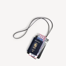 Balenciaga pour homme | Étui pour téléphone « Passport » issu de la collaboration avec la NBA, couleur bleue