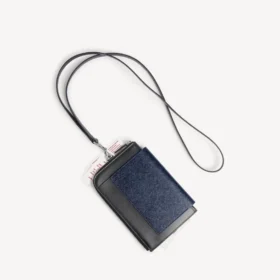 Balenciaga pour homme | Étui pour téléphone « Passport » issu de la collaboration avec la NBA, couleur bleue