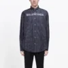Chemise boutonnée à logo sur la poitrine et rayures fines « Black » 583989TGM041070