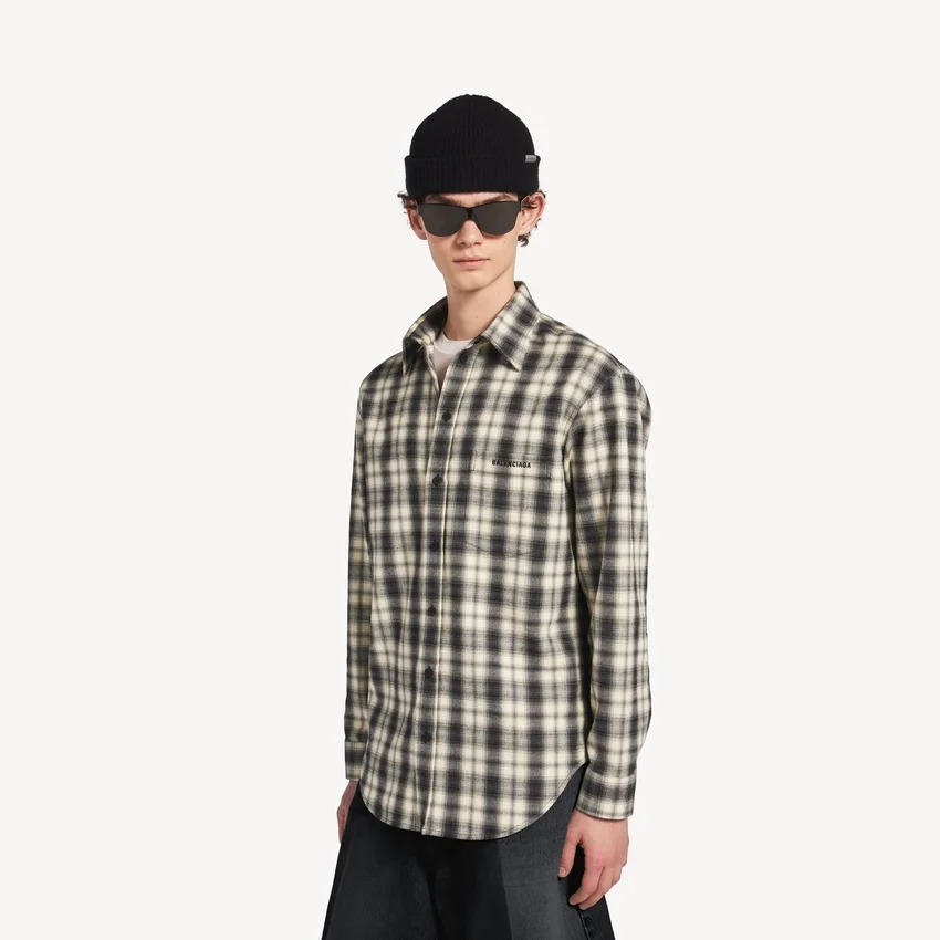 Chemise pour homme à coupe classique, blanche et noire Chemise pour homme à coupe classique, blanche et noire