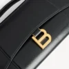 Pochette pour femme en forme d’Hourglass avec chaîne, en noir Pochette pour femme en forme d’Hourglass avec chaîne, en noir