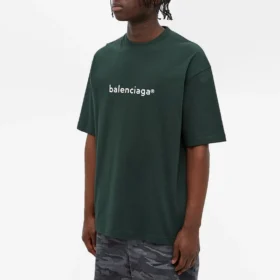 Pull à col rond et manches courtes Balenciaga pour homme, imprimé alphabétique, vert 612966TIV543011 Pull à col rond et manches courtes Balenciaga pour homme, imprimé alphabétique, vert 612966TIV543011