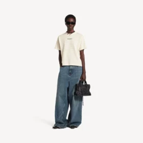 T-shirt Balenciaga pour femme, coupe moyenne, avec motif « Balenciaga Back » en crème T-shirt Balenciaga pour femme, coupe moyenne, avec motif « Balenciaga Back » en crème