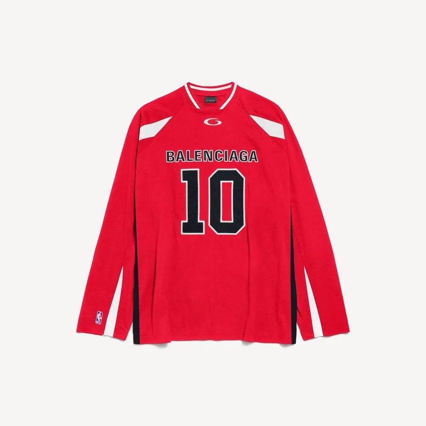 T-shirt à manches longues oversize pour homme Balenciaga | Collaboration NBA, rouge/multicolore T-shirt à manches longues oversize pour homme Balenciaga | Collaboration NBA, rouge/multicolore