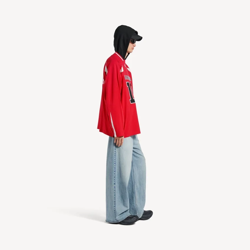 T-shirt à manches longues oversize pour homme Balenciaga | Collaboration NBA, rouge/multicolore T-shirt à manches longues oversize pour homme Balenciaga | Collaboration NBA, rouge/multicolore