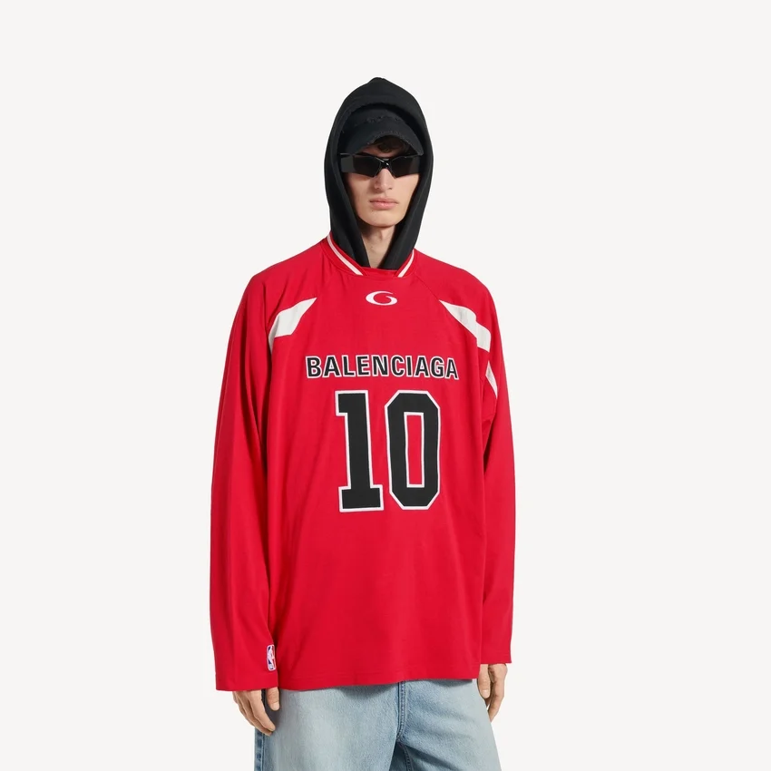 T-shirt à manches longues oversize pour homme Balenciaga | Collaboration NBA, rouge/multicolore T-shirt à manches longues oversize pour homme Balenciaga | Collaboration NBA, rouge/multicolore