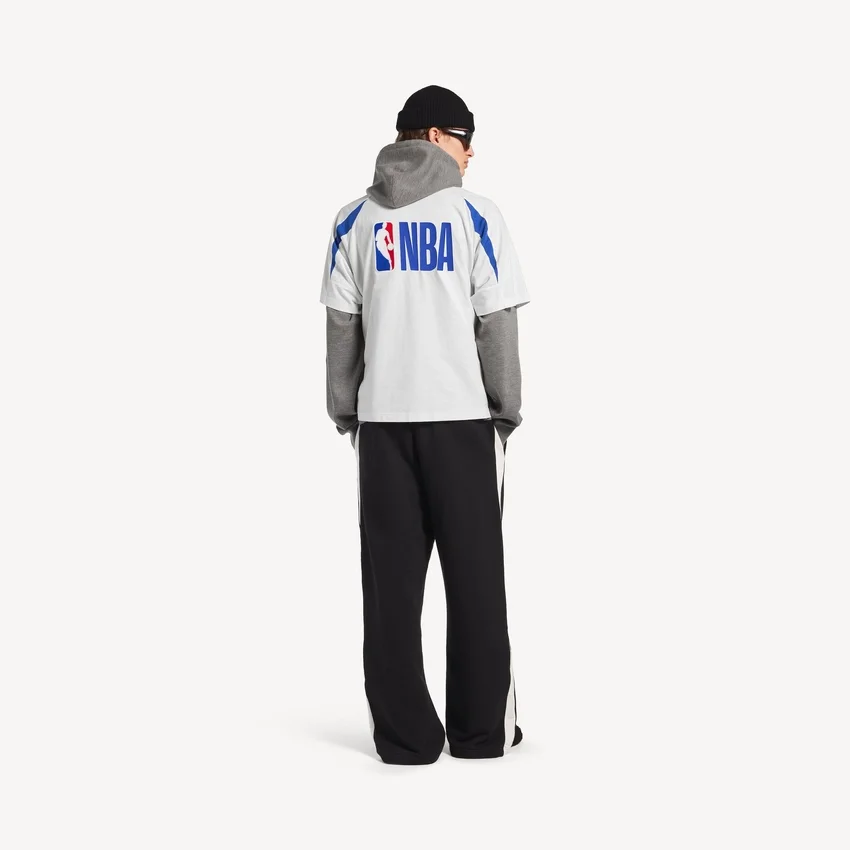 T-shirt oversize pour homme Balenciaga | Collaboration NBA, blanc/multicolore T-shirt oversize pour homme Balenciaga | Collaboration NBA, blanc/multicolore