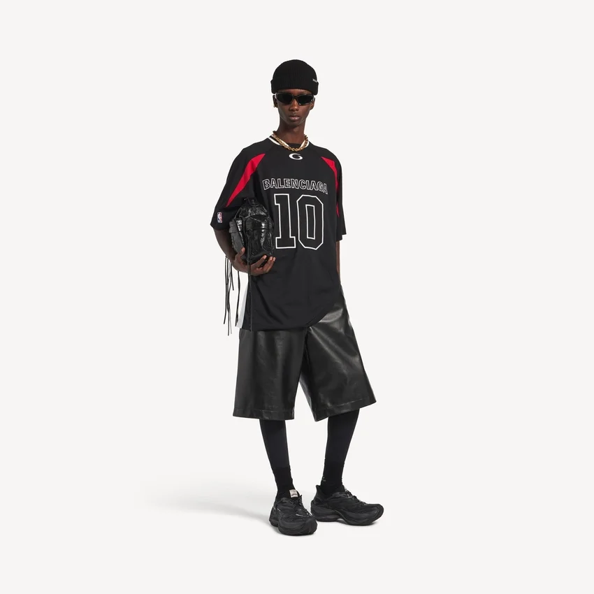 T-shirt oversize pour homme Balenciaga | Collaboration NBA, noir/multicolore T-shirt oversize pour homme Balenciaga | Collaboration NBA, noir/multicolore