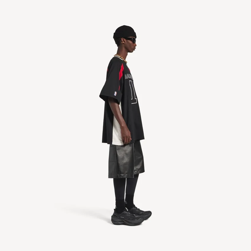 T-shirt oversize pour homme Balenciaga | Collaboration NBA, noir/multicolore T-shirt oversize pour homme Balenciaga | Collaboration NBA, noir/multicolore