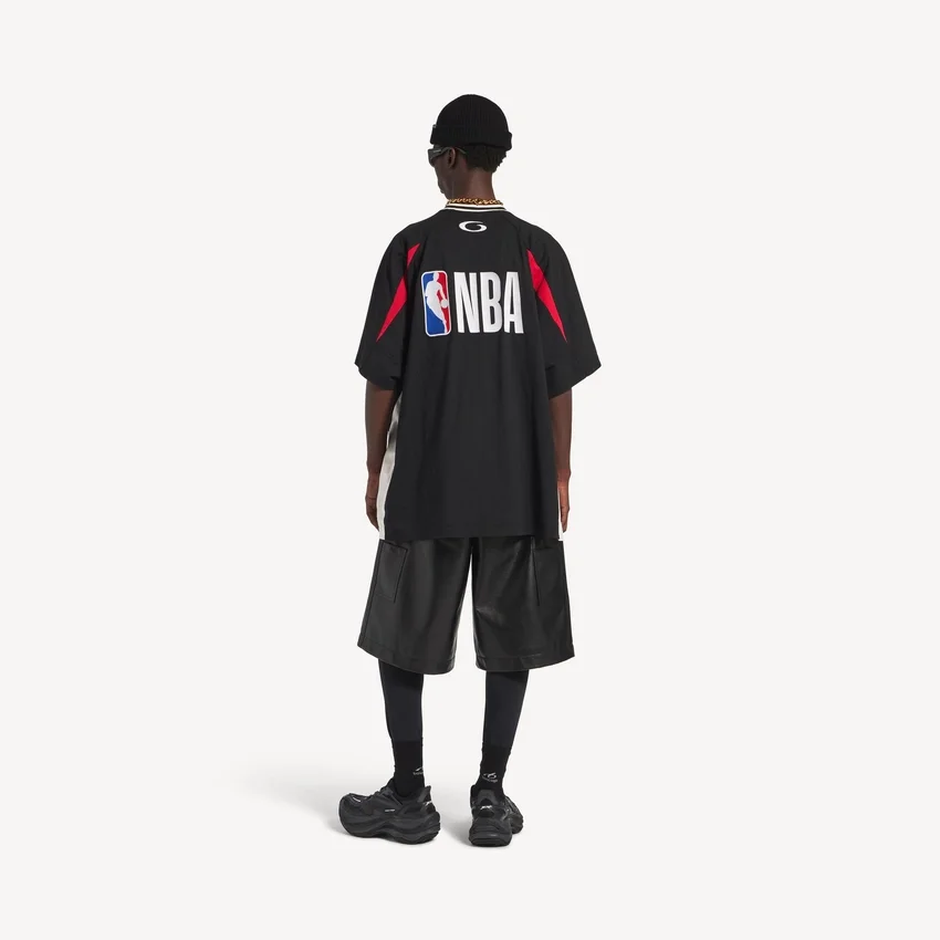 T-shirt oversize pour homme Balenciaga | Collaboration NBA, noir/multicolore T-shirt oversize pour homme Balenciaga | Collaboration NBA, noir/multicolore