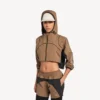 Veste courte techwear pour femme, couleur camel Veste courte techwear pour femme, couleur camel