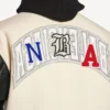 Veste universitaire pour homme Balenciaga | Collaboration NBA, couleur ivoire Veste universitaire pour homme Balenciaga | Collaboration NBA, couleur ivoire